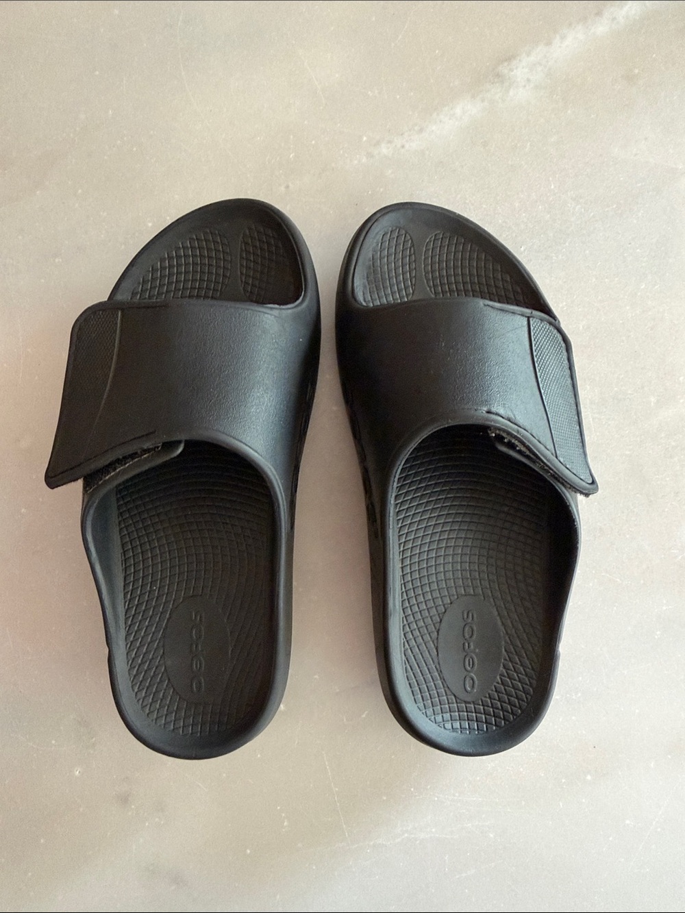OOFOS Black UNISEX M8-W10 Recovery Slide with Adjustable Strap